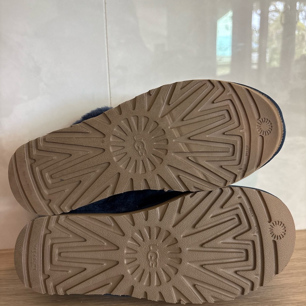 UGG Cozy Womens Slippers Size 8 Navy Blue Shearling Fur Lined Slip On - Picture 6 of 6